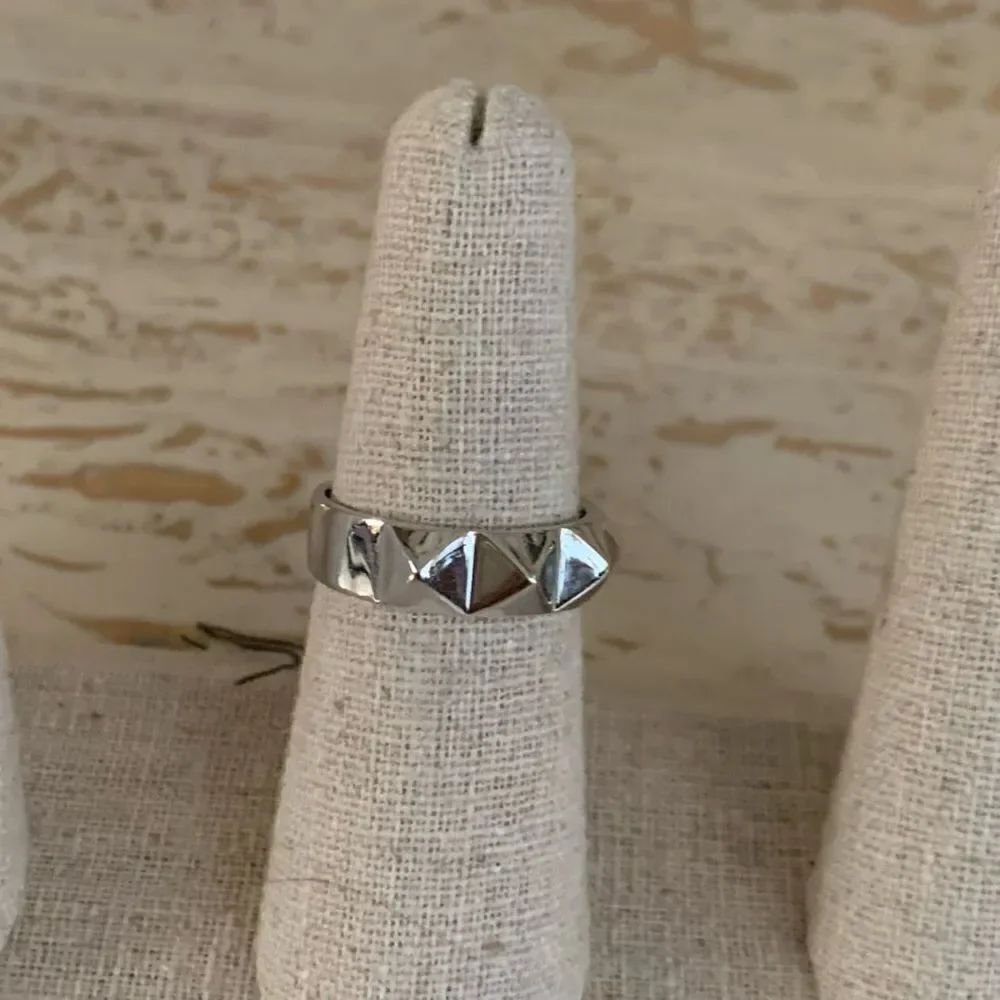 Pyramid ring - Picture 1 of 3